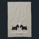 Scottish Terrier Dog Silhouettes met Heart Custom Theedoek<br><div class="desc">Schotse Terrier Silhouettes die elkaar met hart- en aangepaste tekst tegenkomen. Pas dit douaneontwerp met namen van de bruid en de bruidegom, trouwdatum, of uw beste wensen voor het gelukkige paar aan. Maakt een groot geschenk voor vrijgezellenfeesten, bruiloften en mijlpaaleinen. Een keukenhanddoek voor Schotse Hondenliefhebbers. Bezoek Jenn's Doodle World voor...</div>