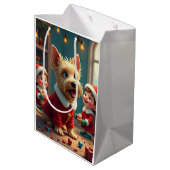 Scottish Terrier Helping Santa’s Elves Christmas Medium Cadeauzakje (Achterkant Gekanteld)