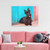 Scottish Terrier zit langs een kleurrijke deur Canvas Afdruk (Insitu (Woonkamer))