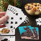 Scottish Terrier zit langs een kleurrijke deur Pokerkaarten (Insitu)