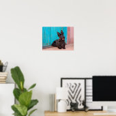 Scottish Terrier zit langs een kleurrijke deur Poster (Thuiskantoor)
