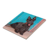 Scottish Terrier zit langs een kleurrijke deur Tegeltje (Zijkant)