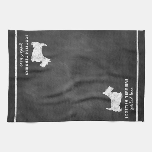 Scottish Terriers Spoiled here Chalkboard Theedoek (Horizontaal)