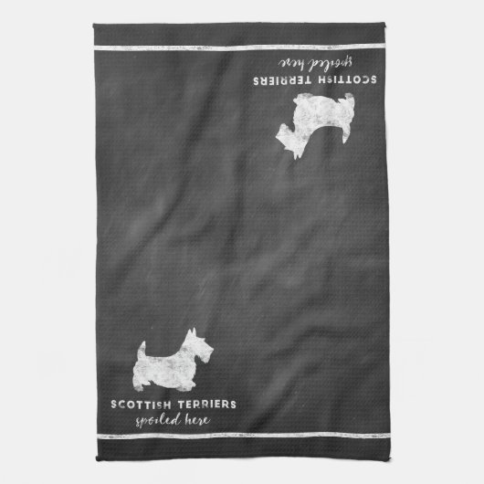 Scottish Terriers Spoiled here  Chalkboard Theedoek (Verticaal)