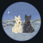 Scottish Terriers Winter Black & Wheaten Ronde Sticker<br><div class="desc">Koude,  knappe winternacht. Stil! Heldere ster die in de lucht schijnt. Scotties hebben de eenzaamheid uitgevochten. Hoor je zingen? Kerstmis komt eraan! Creëer van mijn oorspronkelijke kunstwerk,  Scotties! Aroooo!</div>