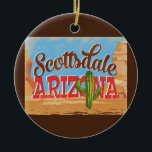 Scottsdale Arizona Cartoon Desert Vintage Travel Keramisch Ornament<br><div class="desc">Scottsdale Arizona neo vintage reisdesign in een grappige cartoon retro-stijl met de woestijn,  een cactus en rotsen. Blauw,  bruin en rood met groene cactus.</div>