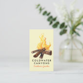 Scoutgids voor kampvuur buiten de deur voor hike-a visitekaartje (Staand voorkant)