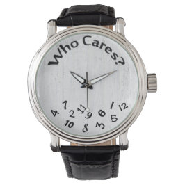 scrambled nummers op witgewassen hout horloge