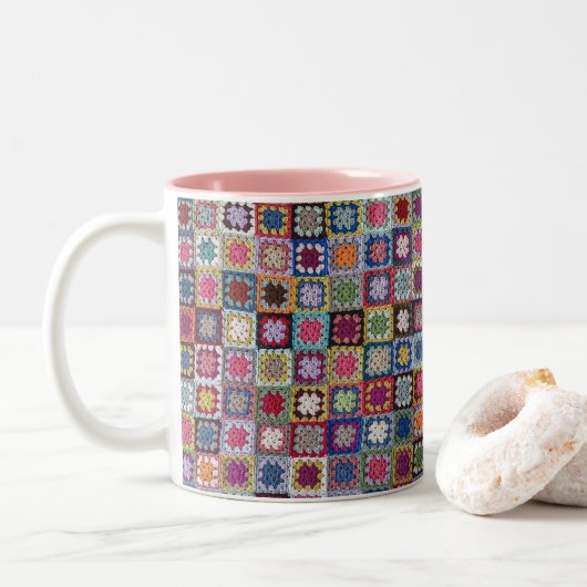 Scrappy Granny Square Blanket 11 oz Two-Tone Mok (Met donut)