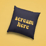 Scream hier grappige retro kussen<br><div class="desc">Schreeuw hier! Een collectie van grappige,  leuke en leuke kussens,  om je aan te bieden als een cadeau voor het huishouden,  of voor je eigen interieur. Volledig aanpasbaar: u kunt de kleur van de tekst en achtergrond wijzigen zoals u wilt.</div>