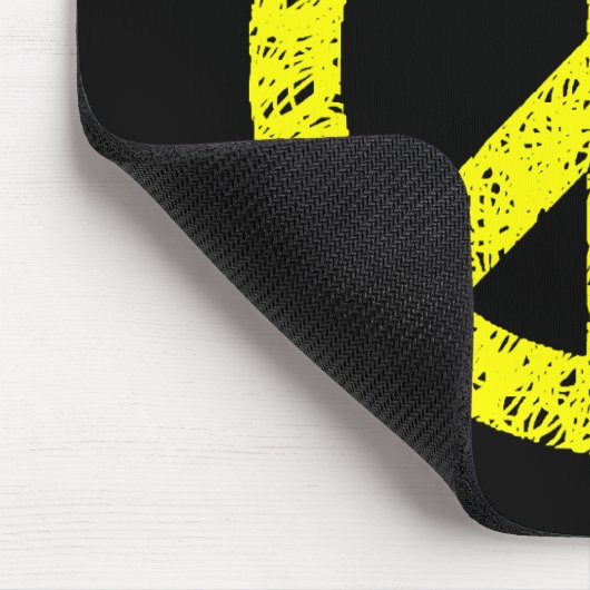 Scribble Stenciled Peace Symbol - Geel op zwart Muismat (Hoek)