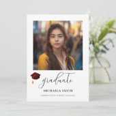 Script Afstuderen Maroon Graduation Cap Foto Aankondiging (Staand voorkant)