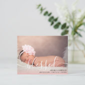 Script Bless Baby Girl Fotoroze aankondiging P Briefkaart (Staand voorkant)