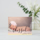 Script Bless Baby Girl Fotoroze aankondiging P Briefkaart (Staand voorkant)