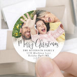 Script- en Photo Christmas Return-adreslabels Ronde Sticker<br><div class="desc">Voeg een stijlvolle finishing touch toe aan de enveloppen van de vakantiekaart met aangepaste foto rond de retouradreslabels. Alle tekst op deze sjabloon Prettige feestdagen is eenvoudig te personaliseren met elke formulering, zoals Vrolijk Kerstfeest, Seizoensgroeten of Gelukkig Nieuwjaar. Wijzig de scripttypografie in jouw naam en gebruik de rest alleen voor...</div>