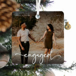 Script Engaged Photo Keepsake Gift Metalen Ornament<br><div class="desc">Design bestaat uit leuke en elegante typografie met script en zonder lettertype. Pas eenvoudig naam / s,  jaar en upload een favoriete foto van het geliefde paar!</div>