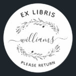 Script familienaam rustieke bladeren ex libris boe ronde sticker<br><div class="desc">Creëer je eigen Rustic Leaves Script Family Name Ex Libris Boekplaat met onze gebruiksvriendelijke sjabloon! Met handgetekende rustieke bladeren met stijlvol script en eenvoudige sans-serif typografie. Klik op "Personaliseer deze sjabloon" en voeg uw eigen familienaam toe in het daarvoor bestemde veld.</div>