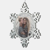 Script First Christmas Mr & Mrs Wedding Photo Tin Sneeuwvlok Ornament (Rechts)