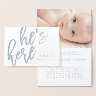 SCRIPT FONT HIJ IS HIER GEBOORTEAANKONDIGING KAART