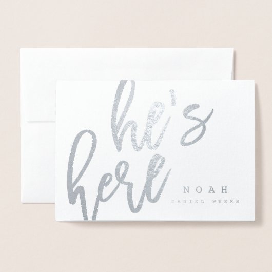 SCRIPT FONT HIJ IS HIER GEBOORTEAANKONDIGING KAART (Voorkant met envelop)