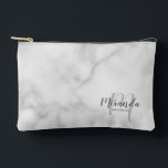 Script gepersonaliseerde bruidsmeisje monogram naa etui<br><div class="desc">Voeg een persoonlijk tintje toe aan uw bruiloft met een gepersonaliseerd bruidsmeisje cadeau. Dit ontwerp heeft de naam van een gepersonaliseerde bruidsmeisje in een grijze moderne scriptlettertypestijl en een monogram in een lichtgrijze moderne scriptlettertypestijl als achtergrond met een titel in een grijze moderne sans serif lettertypestijl op een witte marmeren...</div>