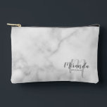 Script gepersonaliseerde bruidsmeisje monogram naa etui<br><div class="desc">Voeg een persoonlijk tintje toe aan uw bruiloft met een gepersonaliseerd bruidsmeisje cadeau. Dit ontwerp heeft de naam van een gepersonaliseerde bruidsmeisje in een grijze moderne scriptlettertypestijl en een monogram in een lichtgrijze moderne scriptlettertypestijl als achtergrond met een titel in een grijze moderne sans serif lettertypestijl op een witte marmeren...</div>