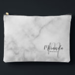 Script gepersonaliseerde bruidsmeisje monogram naa etui<br><div class="desc">Voeg een persoonlijk tintje toe aan uw bruiloft met een gepersonaliseerd bruidsmeisje cadeau. Dit ontwerp heeft de naam van een gepersonaliseerde bruidsmeisje in een grijze moderne scriptlettertypestijl en een monogram in een lichtgrijze moderne scriptlettertypestijl als achtergrond met een titel in een grijze moderne sans serif lettertypestijl op een witte marmeren...</div>