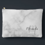 Script gepersonaliseerde bruidsmeisje monogram naa etui<br><div class="desc">Voeg een persoonlijk tintje toe aan uw bruiloft met een gepersonaliseerd bruidsmeisje cadeau. Dit ontwerp heeft de naam van een gepersonaliseerde bruidsmeisje in een grijze moderne scriptlettertypestijl en een monogram in een lichtgrijze moderne scriptlettertypestijl als achtergrond met een titel in een grijze moderne sans serif lettertypestijl op een witte marmeren...</div>