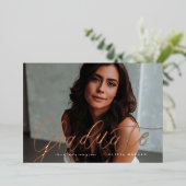 Script Grad Modern Afstudeerfolie Uitnodiging (Staand Voorkant)