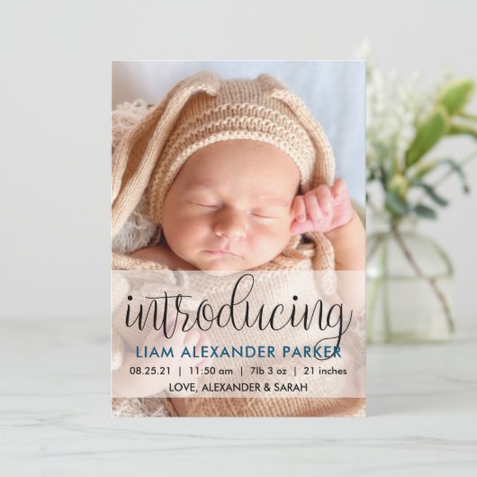 Script Introducing Donkerblauwe Baby Jongen Foto Aankondiging (Staand voorkant)