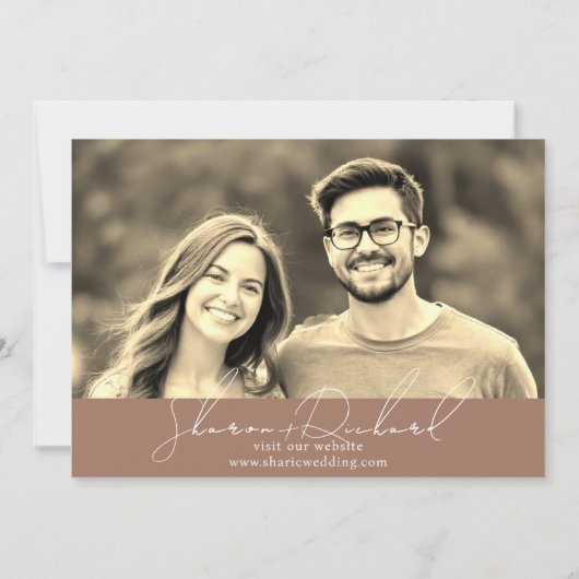 Script kalligrafie 3 sepia foto collage mocha save the date (Achterkant)