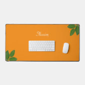 Script kalligrafie en laurierbladeren op oranje bureaumat (Keyboard & Muis)