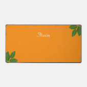 Script kalligrafie en laurierbladeren op oranje bureaumat (Voorkant)