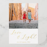 Script Liefde Licht Eenvoudige Chanoeka Twee Foto  Folie Feestdagenkaart<br><div class="desc">Stuur warme Chanoeka wensen met deze elegante "Liefde en Licht" kaart, met uw foto omlijst door prachtige script kalligrafie in gouden folie. De moderne minimalistische esthetiek voegt een vleugje sophisticatie toe, terwijl de aanpasbare tekst u in staat stelt de vakantiebegroeting naar wens aan te passen. Perfect om de vreugde van...</div>