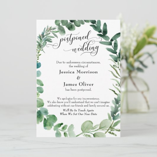 Script met Eucalyptus Wreath Postponed Wedding Kaa Kaart (Staand voorkant)