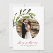 Script & Mistletoe Vrolijk & Getrouwd Foto Feestdagenkaart (Voorkant)