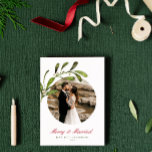 Script & Mistletoe Vrolijk & Getrouwd Foto Feestdagenkaart<br><div class="desc">Een mooie kerstkaart die je eerste kerst als getrouwd stel viert. Het ontwerp bevatte je favoriete foto in een cirkeldiafragma versierd met een waterverf tak van maretak. Personaliseer de kop van het rode cursieve scriptlettertype en teken af in donkergroen. Op de keerzijde staat een patroon van waterverf maretak takken.</div>