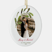 Script & Mistletoe Vrolijk & Getrouwd Foto Keramisch Ornament (Rechts)