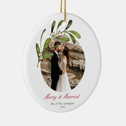 Script & Mistletoe Vrolijk & Getrouwd Foto Keramisch Ornament (Rechts)