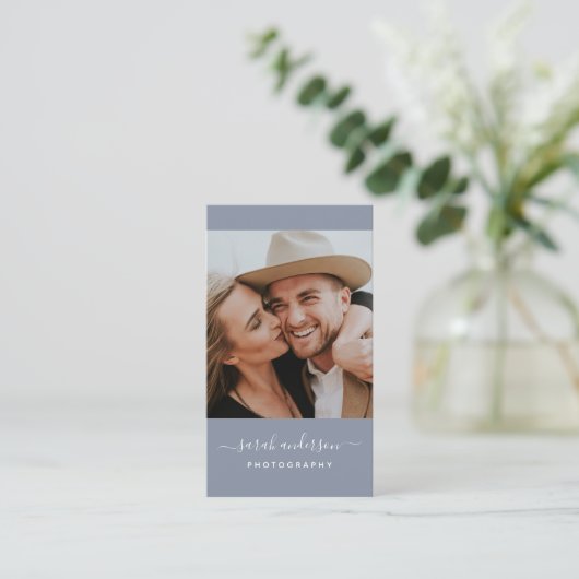Script Modern Typografie Fotograaf Dusty Blue Visitekaartje (Staand voorkant)