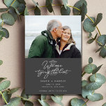 Script Moderne foto Paar Bruiloft Save The Date<br><div class="desc">Sla de data op voor het koppel dat niet kan wachten om hun familie en vrienden te vertellen dat ze "de knoop doorhakken". Pas deze op om de datumkaarten op te slaan met uw foto,  namen,  trouwdatum en locatie.</div>