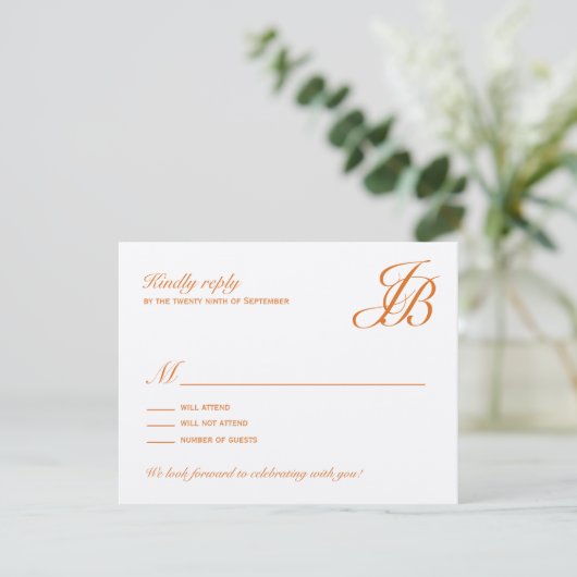 Script Monogram Huwelijks RSVP Kaart (Oranje) (Staand voorkant)