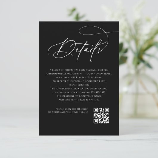 Script Monogram Huwelijksdetails Zwarte QR-code Informatiekaartje (Staand voorkant)