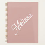 Script monogram, modern blush roze planner<br><div class="desc">Grote scripttypografie maakt een gewaagde uitspraak tegen de blush roze achtergrond. Eenvoudig maar toch elegant,  het is een persoonlijk cadeau waar ze dol op zijn voor hun verjaardag,  kerst,  terug naar school,  Moederdag en meer.</div>