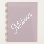 Script monogram, modern paars planner<br><div class="desc">Grote scripttypografie maakt een gewaagde uitspraak tegen de mauve paarse achtergrond. Eenvoudig maar toch elegant,  het is een persoonlijk cadeau waar ze dol op zijn voor hun verjaardag,  Kerstmis,  terug naar school en meer.</div>