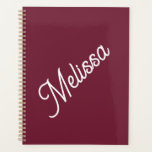 Script monogram, modern rood planner<br><div class="desc">Grote scripttypografie maakt een gewaagde uitspraak tegen de kastanjerode achtergrond. Eenvoudig maar toch elegant,  het is een persoonlijk cadeau waar ze dol op zijn voor hun verjaardag,  Kerstmis,  terug naar school en meer.</div>