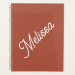 Script monogram, moderne terracotta kleur planner<br><div class="desc">Grote scripttypografie maakt een vette uitspraak tegen de terracotta gekleurde achtergrond. Eenvoudig maar toch elegant,  het is een persoonlijk cadeau waar ze dol op zijn voor hun verjaardag,  Kerstmis,  terug naar school en meer.</div>