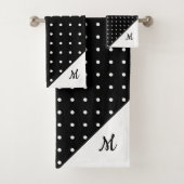 Script Monogram Wit op Black Polka Dot Pattern Bad Handdoek (Insitu)
