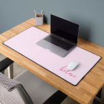 Script Naam Classic Roze op Roze Gepersonaliseerd Bureaumat<br><div class="desc">Deze moderne en elegante bureaumat met script handschrift in roze op een lichtroze achtergrond voegt aangepaste stijl toe aan uw bureau. Tekst kan volledig worden aangepast. Maakt een geweldig cadeau.</div>