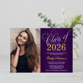 Script Paarse 2025 Foto Afstuderen Party Gold Folie Uitnodiging (Staand Voorkant)